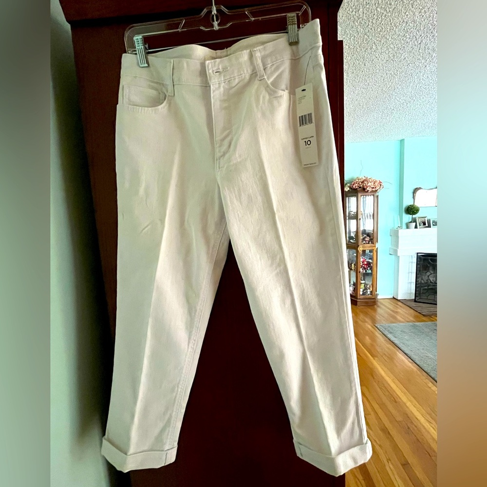 Jones New York white cropped jeans. New with tags. Small cuff.